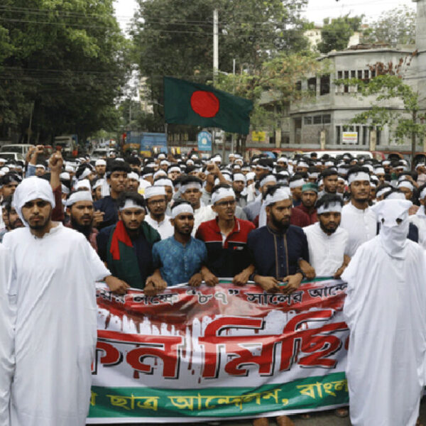 সারা দেশে পলিটেকনিক শিক্ষার্থীদের কাফন পরে গণমিছিল