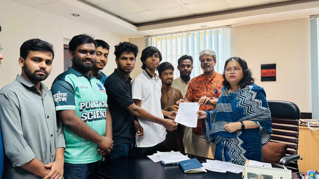 দ্রুত ডাকসু নির্বাচনের দাবিতে স্মারকলিপি