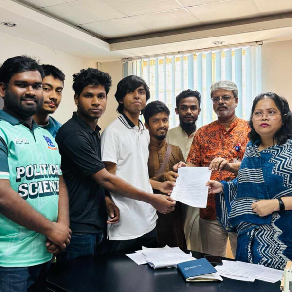 দ্রুত ডাকসু নির্বাচনের দাবিতে স্মারকলিপি