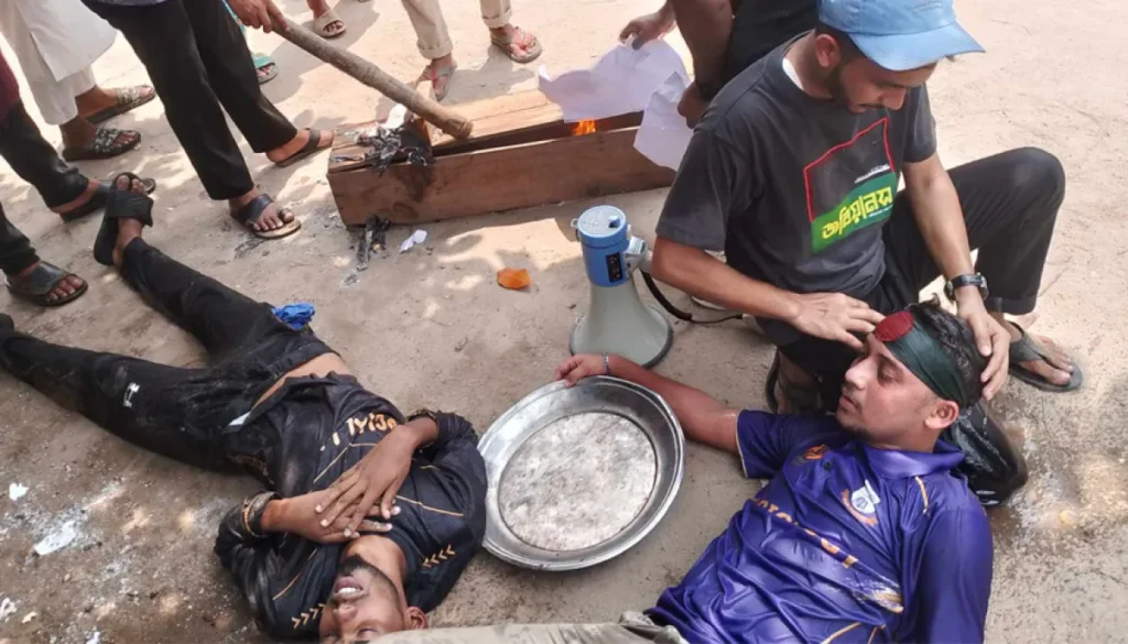 জবি শিক্ষার্থীদের লংমার্চে টিয়ারগ্যাস-সাউণ্ড গ্রেনেড নিক্ষেপ