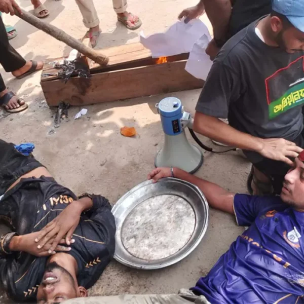 জবি শিক্ষার্থীদের লংমার্চে টিয়ারগ্যাস-সাউণ্ড গ্রেনেড নিক্ষেপ