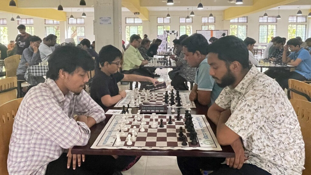 সাদা-কালো দাবার বোর্ডে চুয়েটে বুদ্ধির মহাযুদ্ধ