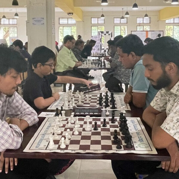সাদা-কালো দাবার বোর্ডে চুয়েটে বুদ্ধির মহাযুদ্ধ