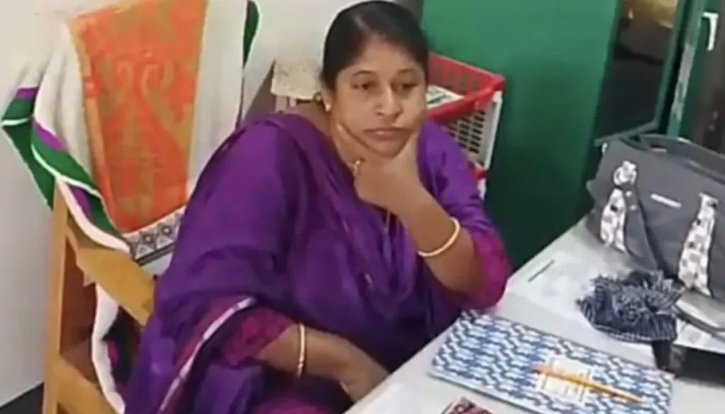 বঙ্গবন্ধুর ছবি টানানো নিয়ে উত্তেজনা, প্রধান শিক্ষিকা সাময়িক বরখাস্ত