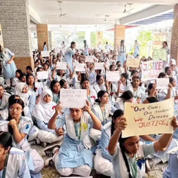 হিজাব বিতর্কে ভিকারুননিসায় শিক্ষিকা বরখাস্ত, প্রতিবাদে শিক্ষার্থীদের অবস্থান