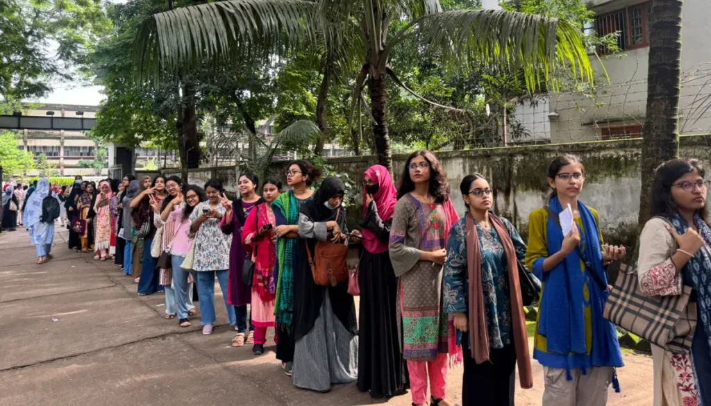 উৎসবমুখর পরিবেশে ডাকসু ও হল সংসদ নির্বাচনে ভোটগ্রহণ শুরু