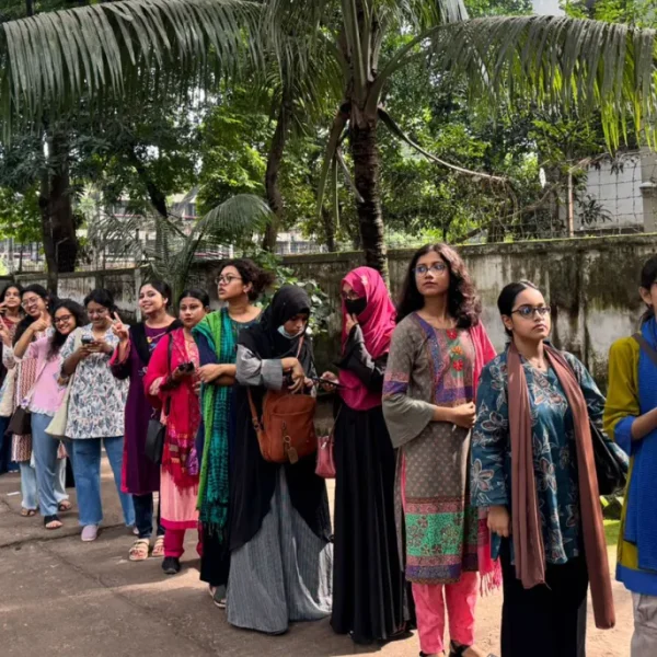 উৎসবমুখর পরিবেশে ডাকসু ও হল সংসদ নির্বাচনে ভোটগ্রহণ শুরু