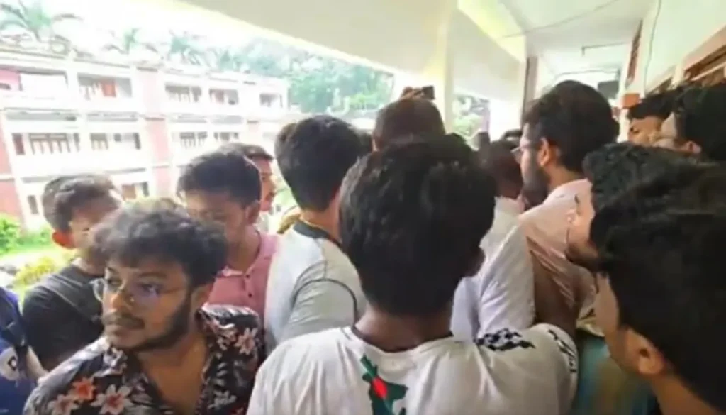 রাজশাহী বিশ্ববিদ্যালয়ে পোষ্য কোটা নিয়ে শিক্ষক-শিক্ষার্থীদের মধ্যে হাতাহাতি, অনশনরত শিক্ষার্থীরা অসু
