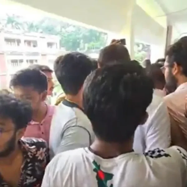 রাজশাহী বিশ্ববিদ্যালয়ে পোষ্য কোটা নিয়ে শিক্ষক-শিক্ষার্থীদের মধ্যে হাতাহাতি, অনশনরত শিক্ষার্থীরা অসু
