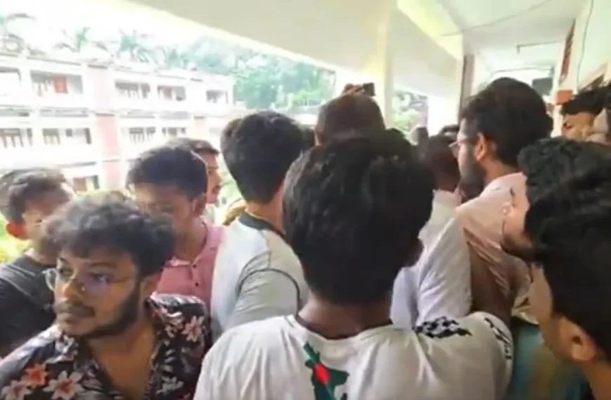 রাজশাহী বিশ্ববিদ্যালয়ে পোষ্য কোটা নিয়ে শিক্ষক-শিক্ষার্থীদের মধ্যে হাতাহাতি, অনশনরত শিক্ষার্থীরা অসু