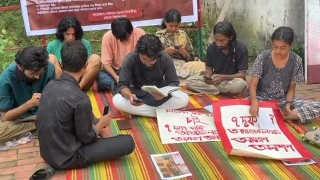 চট্টগ্রাম বিশ্ববিদ্যালয়ে টানা আন্দোলনের পর ৯ শিক্ষার্থীর আমরণ অনশন শুরু