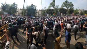 বাড়িভাড়া ও চিকিৎসা ভাতা বাড়ানোর দাবিতে শাহবাগ অবরোধ