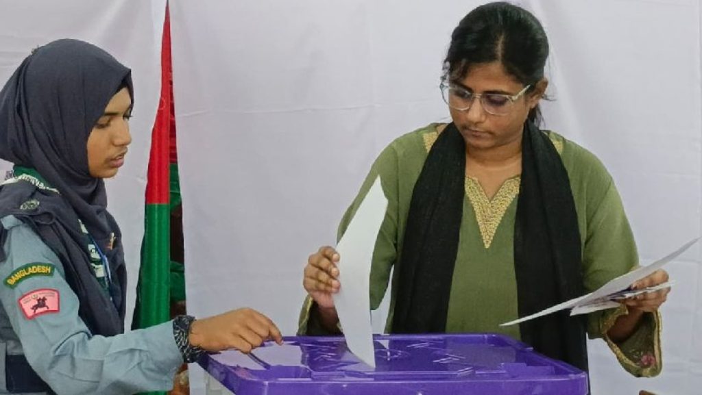 চট্টগ্রাম বিশ্ববিদ্যালয়ে চাকসু নির্বাচনে ভোট দিতে আসা শিক্ষার্থীরা