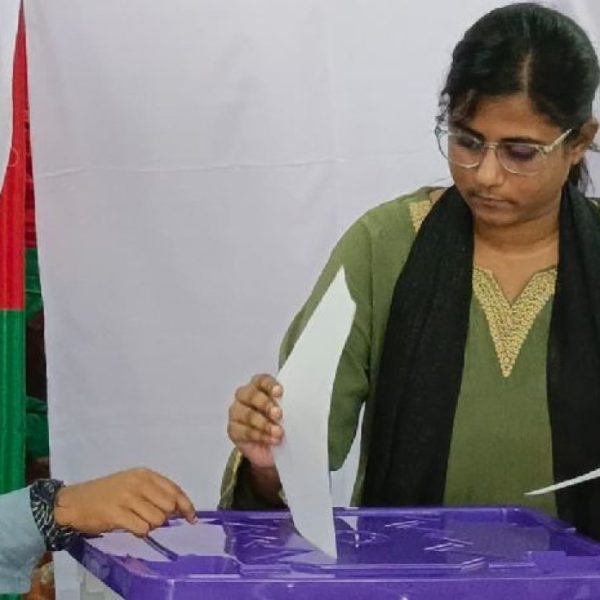 চট্টগ্রাম বিশ্ববিদ্যালয়ে চাকসু নির্বাচনে ভোট দিতে আসা শিক্ষার্থীরা