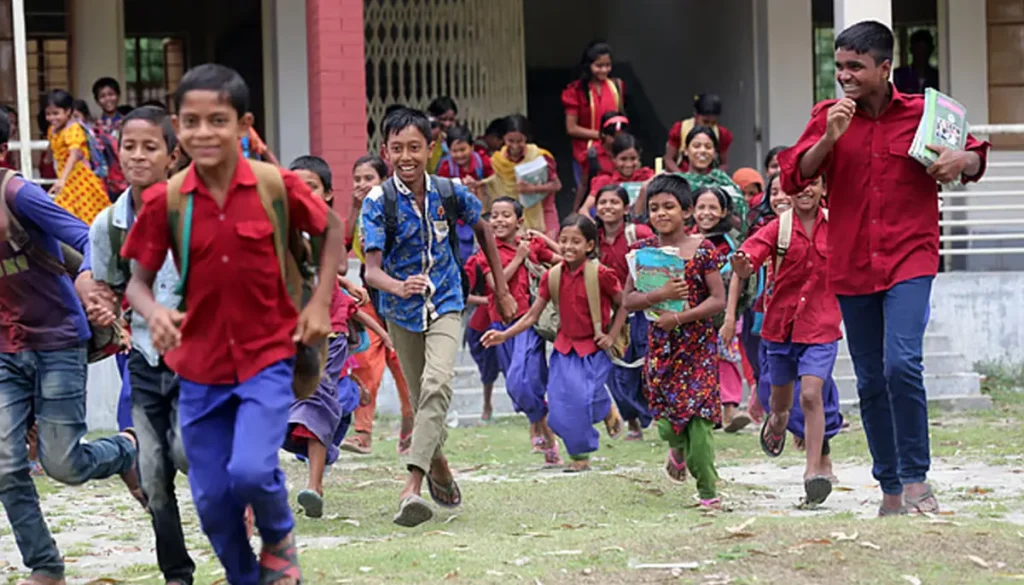 শারদীয় দুর্গাপূজার ছুটি শেষে আজ থেকে স্কুল খুলেছে