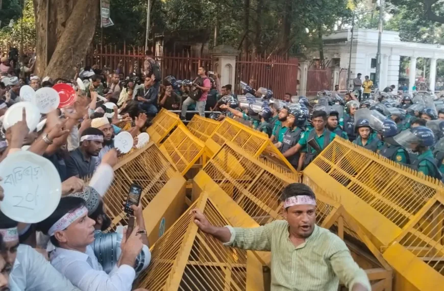 এমপিওভুক্ত শিক্ষকদের মিছিল ঢাকায়, পুলিশ ব্যারিকেডে আটকে যায়