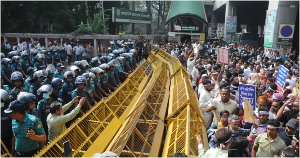 পাঁচ দফা দাবিতে সচিবালয় অভিমুখে মিছিলে প্রতিবন্ধী বিদ্যালয়ের শিক্ষকদের বাধা
