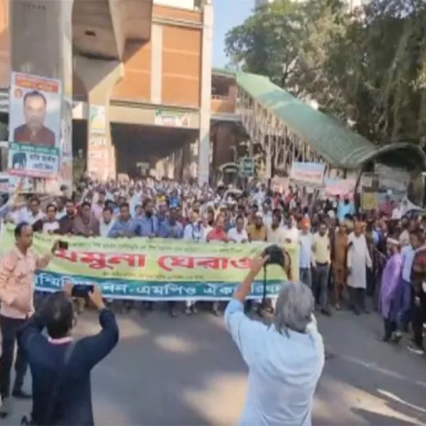 এমপিও না পেয়ে রাস্তায় শিক্ষকরা: যমুনা ঘেরাওয়ের ডাক, উত্তপ্ত রাজধানী