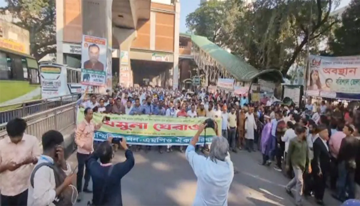 এমপিও না পেয়ে রাস্তায় শিক্ষকরা: যমুনা ঘেরাওয়ের ডাক, উত্তপ্ত রাজধানী
