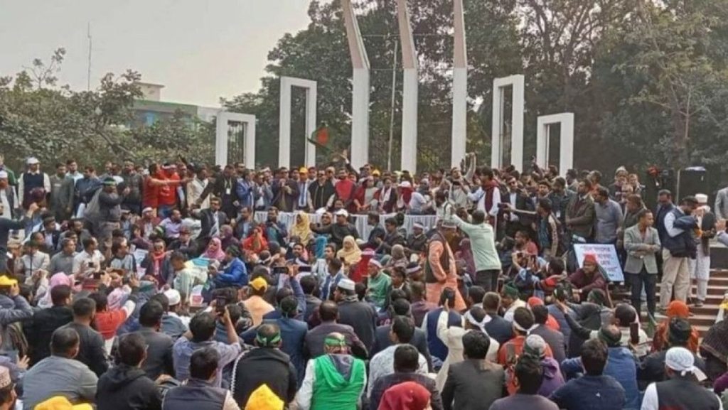 থানার ভেতরেই অনশন: আটক ৫ শিক্ষক, সারাদেশে প্রাথমিক শিক্ষকদের অনির্দিষ্টকালের কর্মবিরতি শুরু
