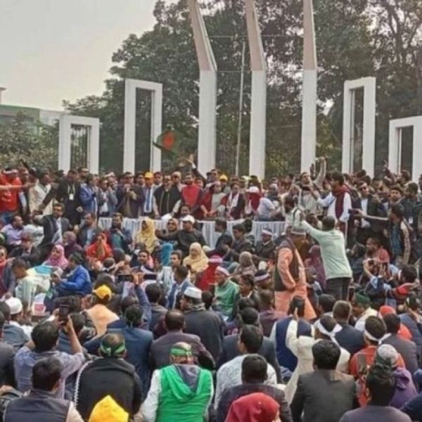 থানার ভেতরেই অনশন: আটক ৫ শিক্ষক, সারাদেশে প্রাথমিক শিক্ষকদের অনির্দিষ্টকালের কর্মবিরতি শুরু