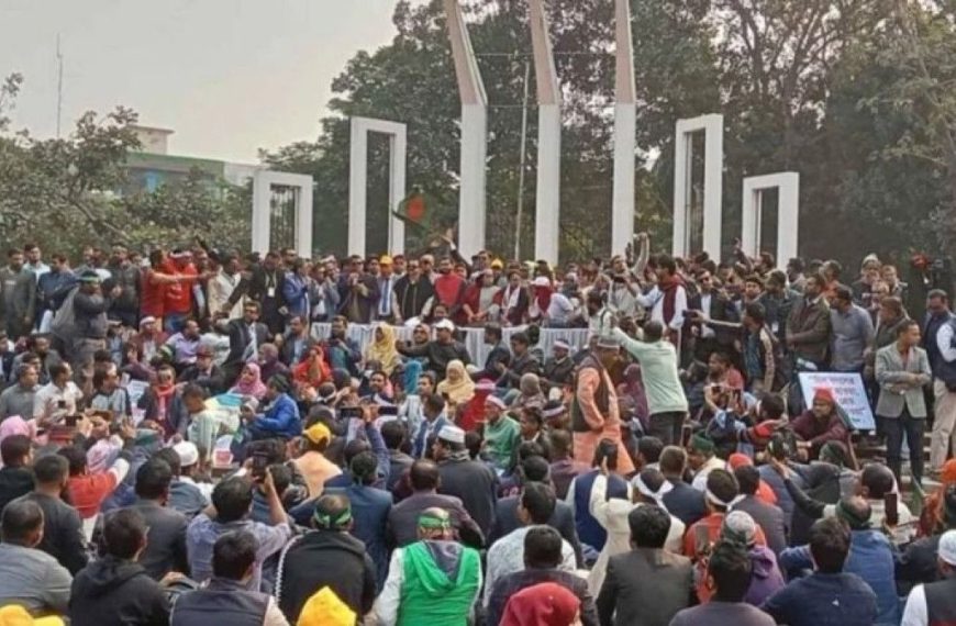থানার ভেতরেই অনশন: আটক ৫ শিক্ষক, সারাদেশে প্রাথমিক শিক্ষকদের অনির্দিষ্টকালের কর্মবিরতি শুরু
