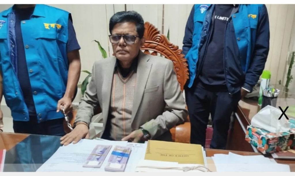 যশোরের জেলা প্রাথমিক শিক্ষা কর্মকর্তাকে ঘুষ নিতে গিয়ে হাতেনাতে আটক করল দুদক