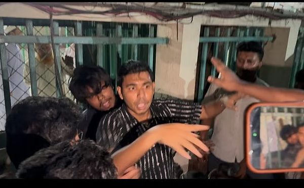 শাহবাগে ডাকসু নেতাদের ওপর হামলা, দুই পক্ষের পাল্টাপাল্টি অভিযোগ